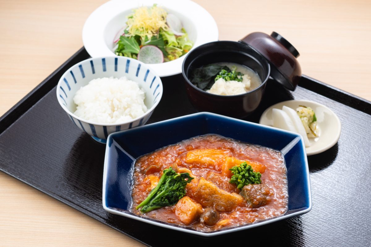 白身魚と季節野菜のチリソース煮