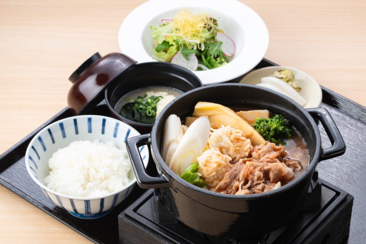 とうふしゅうまい入り牛肉と春野菜のチゲ鍋セット(ブリヂストンカンツリー倶楽部のレストラン)